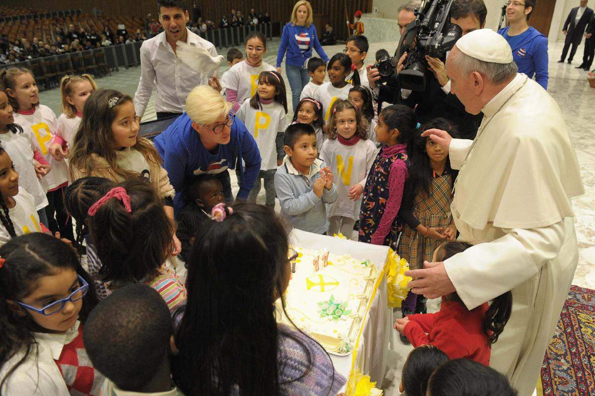 Eine Geburtstagsfeier, die dem betont bescheidenen Papst Franziskus wohl gefallen hat. Jorge Maria Bergoglio wird am Dienstag 77 Jahre alt. Schon drei Tage vor seinem Geburtstag hat Papst Franziskus von Kindern bedürftiger Familien erste Glückwünsche erhalten.