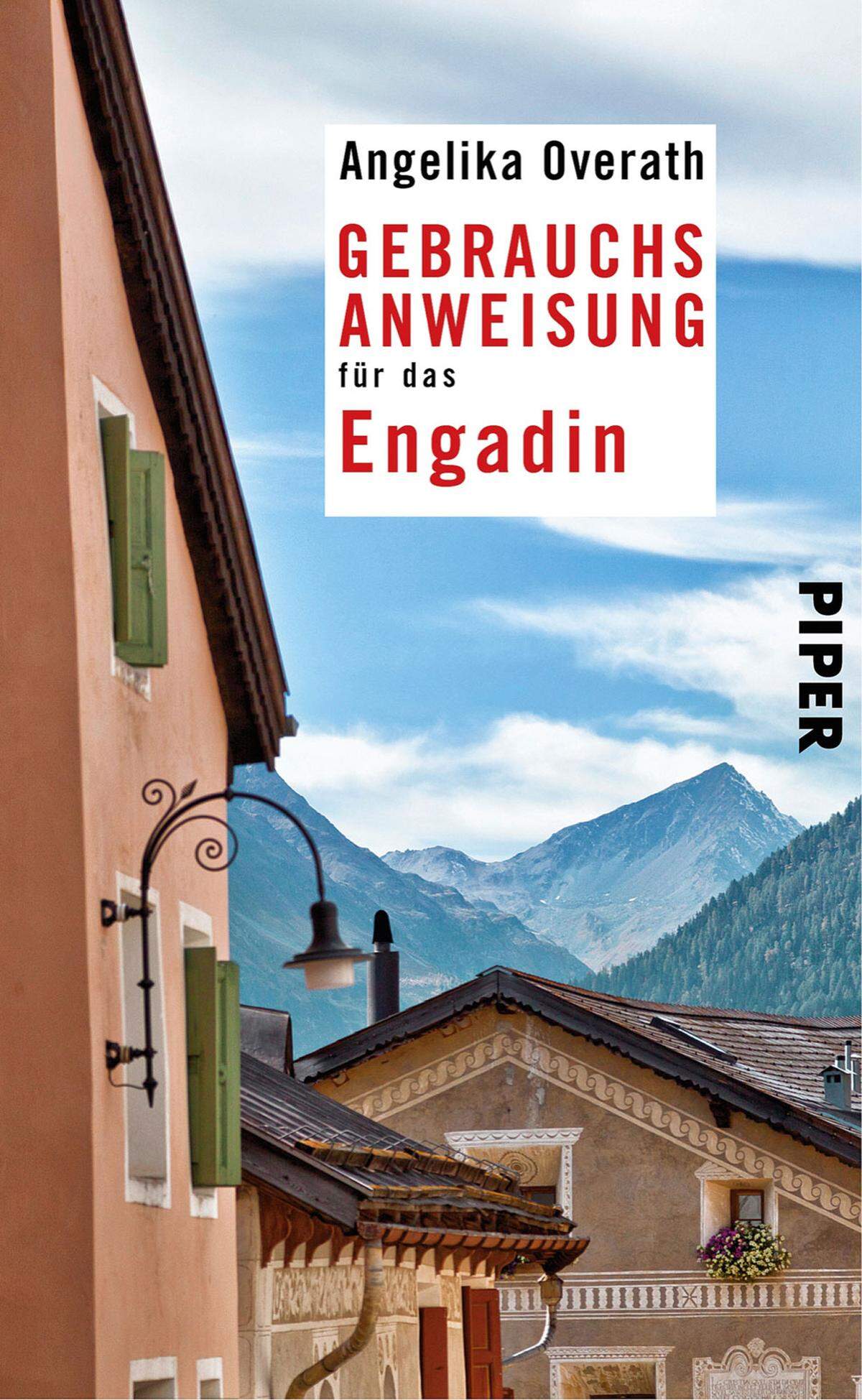 Anders als viele "Gebrauchsanweisungen" aus der Piper-Reihe legt die Autorin Angelika Overath jene über das Engadin nicht thematisch, sondern alphabetisch an. Das erlaubt ihr noch größere Freiheiten der Betrachtung, die eine sonst mentalitätsgeografische Aufklärungslektüre einschränken würde. Overath ist nämlich keine Reisende, sondern Zugereiste, hat Wurzeln in den Bergen geschlagen, auf die sie sich mental, sprachlich und auch ausrüstungstechnisch erst einmal einstellen musste. Seit über neun Jahren lebt sie mit ihrer Familie im noch bäuerlich anmutenden Unterengadin, erkundet sie die Landschaften und Dörfer zwischen dem Val Münstair und dem Malojapass, markiert die Unterschiede zwischen einem stillen Bergell und einem mondänen St. Moritz, vermittelt die besondere Atmosphäre von Orten wie Sils. Außergewöhnlich viele Künstler tankten im Engadin ganz bewusst Bergluft, Licht und Inspiration, die Schriftstellerin Angelika Overath gehört auch in ihre Reihe. Angelika Overath: "Gebrauchsanweisung für das Engadin", Piper Verlag, 15,50 Euro, www.piper.de  