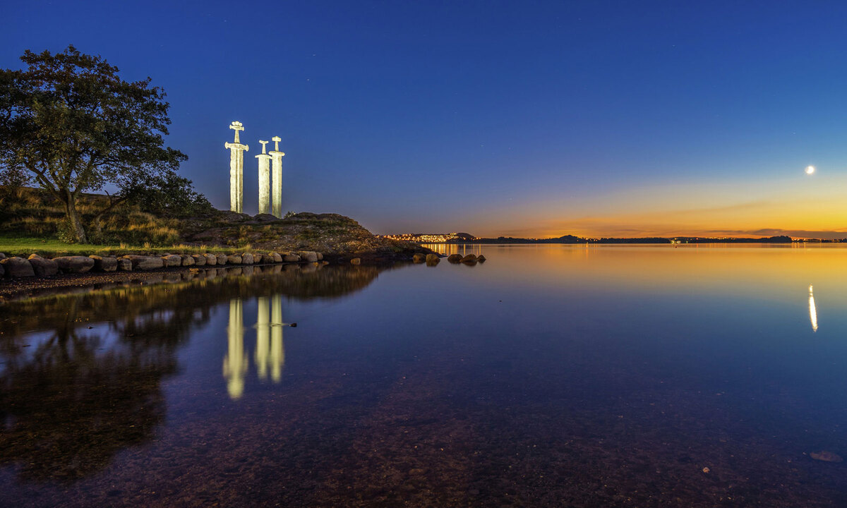 Am Hafrsfjord befindet sich das Denkmal 'Sverd i Fjell', Schwerter im Felsen.