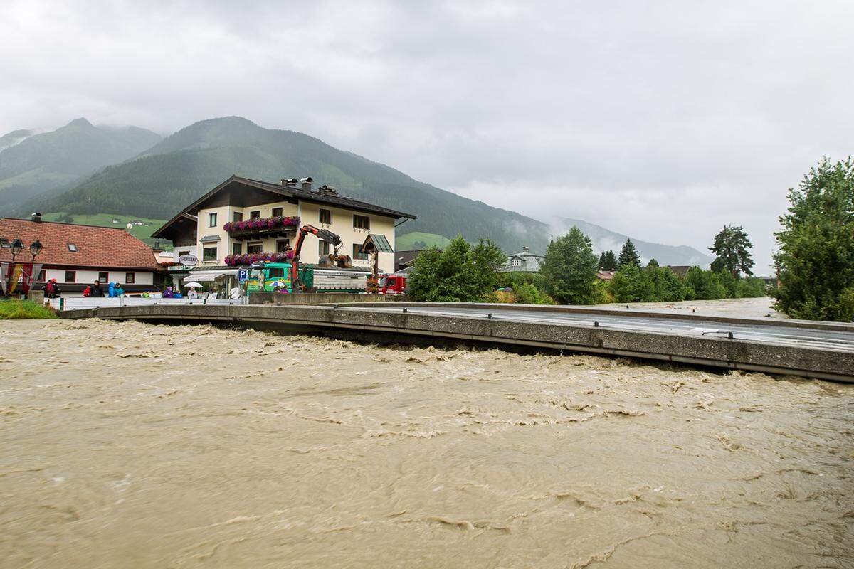 Am Donnerstag hat die Salzach in Mittersill einen Pegel von 5,19 Meter erreicht. Auf der gesperrten Stadtbrücke musste das Geländer entfernt werden.