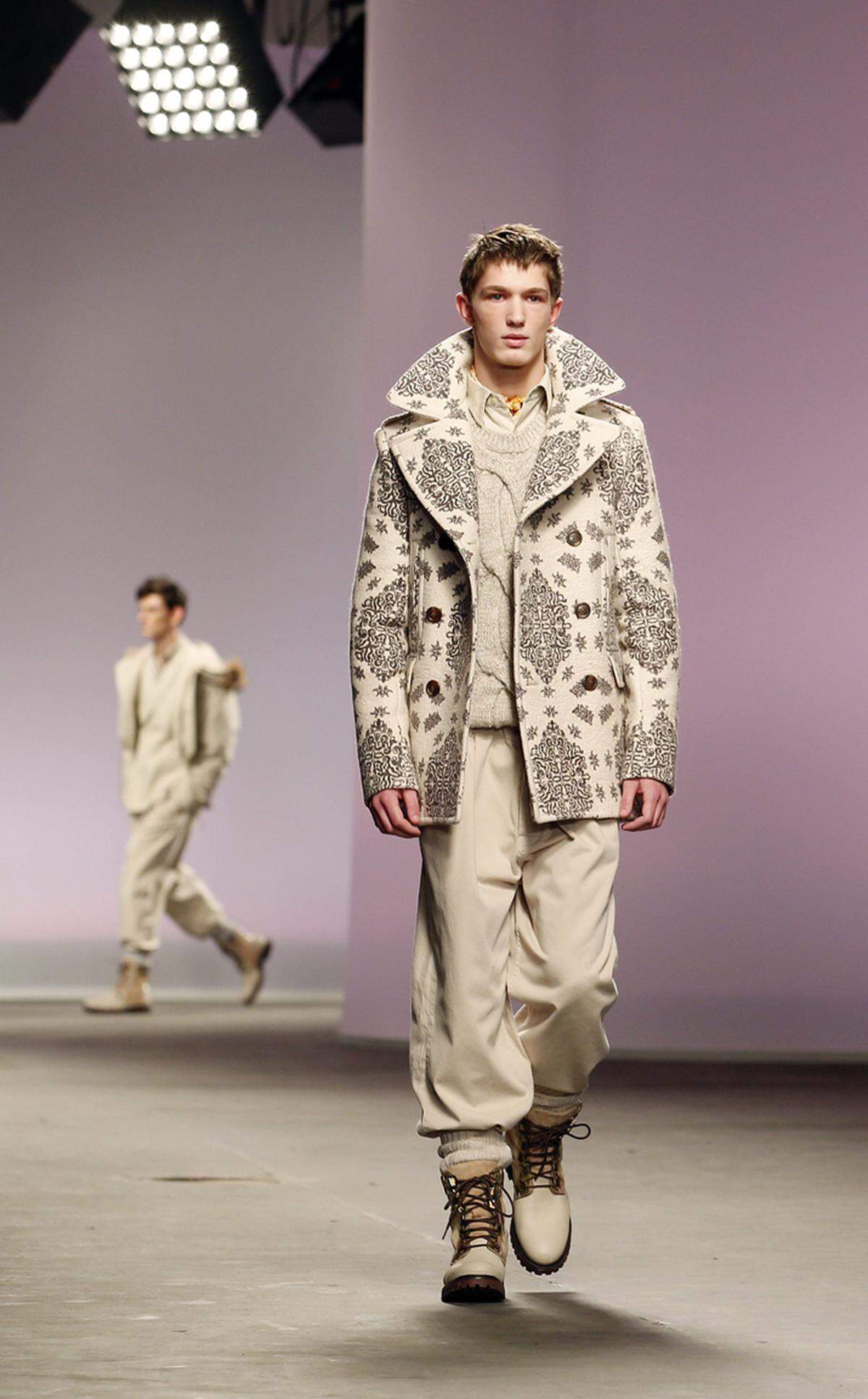 Das Label präsentierte Outfits in Unifarben, so etwa der winterweiße Look mit Zopfpullover und Kurzmantel.
