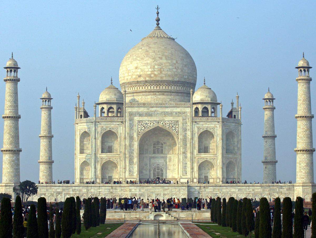 Agra, Indien. Dieses Marmor-Kunstwerk wurde ab 1631 bis etwa 1648 gebaut. Das Mausoleum wurde vom fünften Großmogul Shah Jahan in Erinnerung an seine Frau Arjuman Bano Begum gebaut. Das Taj Mahal ist bis heute ein Symbol für Liebe und Leidenschaft.