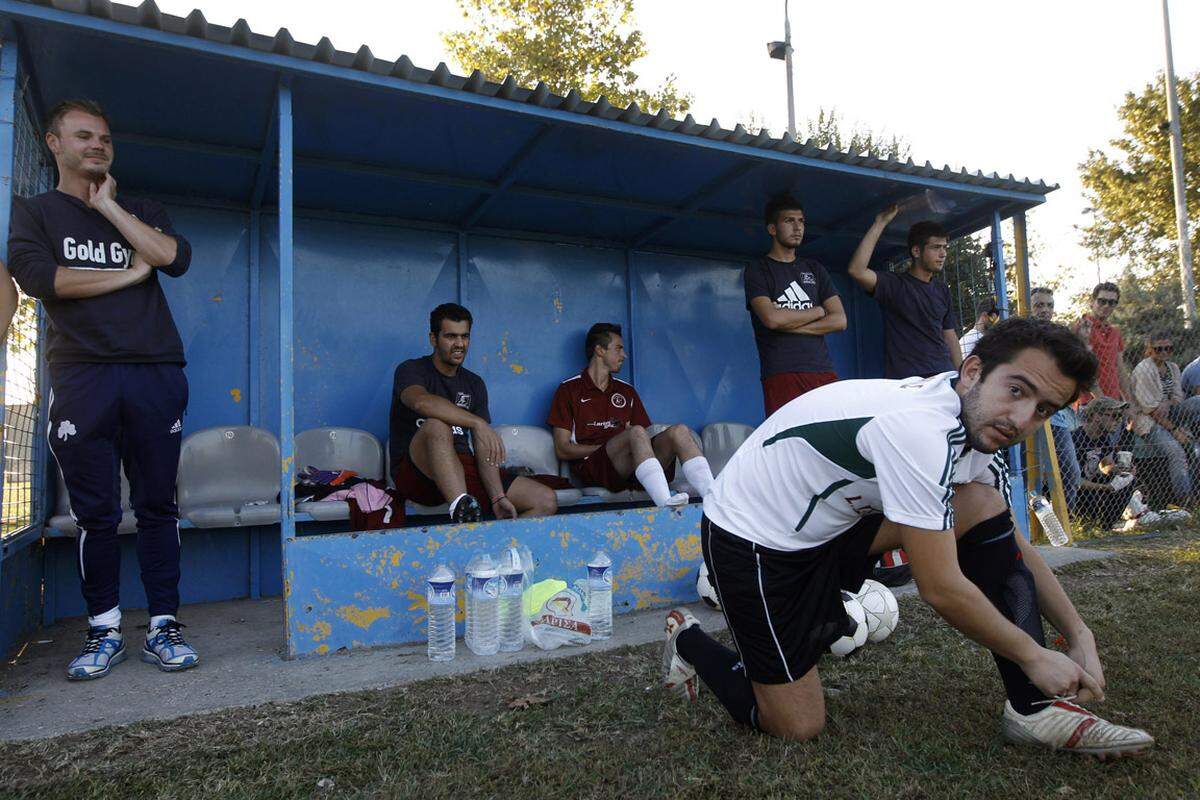 "Wir sind gezwungen, so zu spielen, weil der griechische Fußballverband uns nicht mehr unterstützt", klagte Ioannis Batziolas, Präsident und Spieler von Voukefalas, der sich hier gerade bereit für den Einsatz macht.