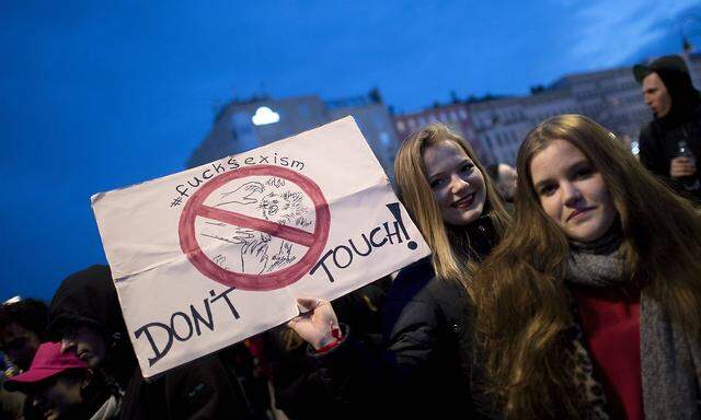 Das Wissen über Frauenrechte ist bei Wiener Schülern lückenhaft - das Interesse groß. Im Bild junge Frauen bei einer Kundgebung anlässlich des Weltfrauentags 2018 in Berlin