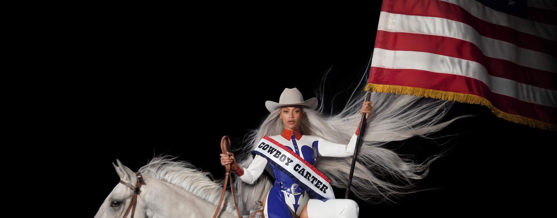 Howdy! Ihr neues Album-Cover zeigt Beyoncé auf einem weißen Pferd, natürlich in Western-Uniform mit US-amerikanischer Flagge. 