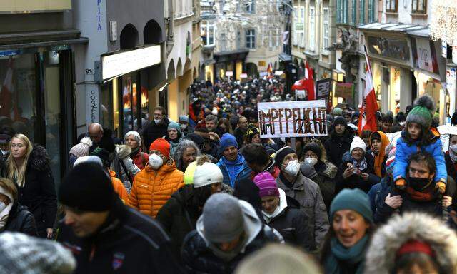 In zwei unterschiedlichen Kundgebungen brachten die Menschen in Graz ihren Ärger über die verhängten Maßnahmen zum Ausdruck. 