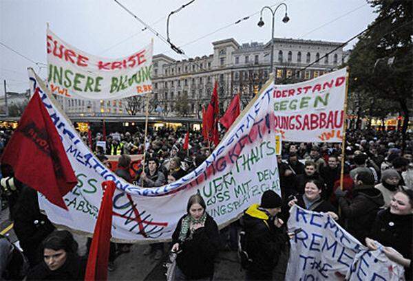 Mit Unterstützung einer Trommelgruppe marschierten kurz nach vier Uhr laut Polizei etwa 2000 Demonstranten von der Uni Wien los.