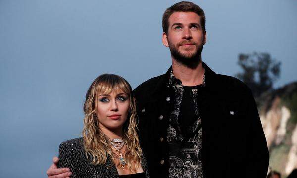 Nach knapp zehn Monaten ist die Ehe von Sängerin Miley Cyrus und Schauspieler Liam Hemsworth auch schon wieder vorbei. Das bestätigte ein Sprecher der Sängerin. Er betonte, dass beide weiterhin "engagierte Eltern" für ihre gemeinsamen Haustiere bleiben würden.
