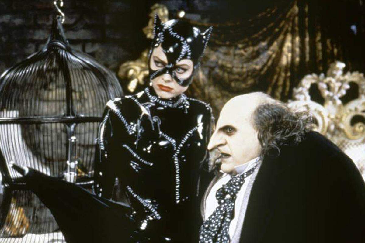 Trotz seiner 75 Jahre faszinieren die Geschichten über den dunklen Ritter noch immer. Danny DeVito, der in "Batman's Rückkehr" (1992) den Pinguin mimte, erklärt das Phänomen mit diesen Worten: "Die Welt hat keine Helden", so DeVito im Gespräch mit der Nachrichtenagentur AFP. "Batman gibt da etwas Hoffnung."