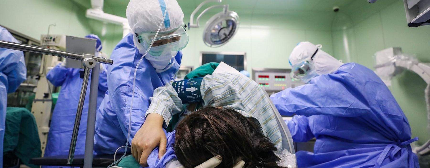 Eine Corona-Patientin im einstigen Virus-Epizentrum Wuhan: Mittlerweile gibt es im Ausland mehr Fälle als in China.