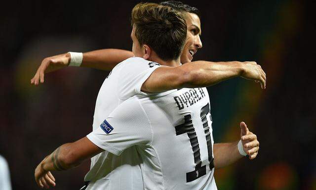 Cristiano Ronaldo herzt Torschützen Paulo Dybala