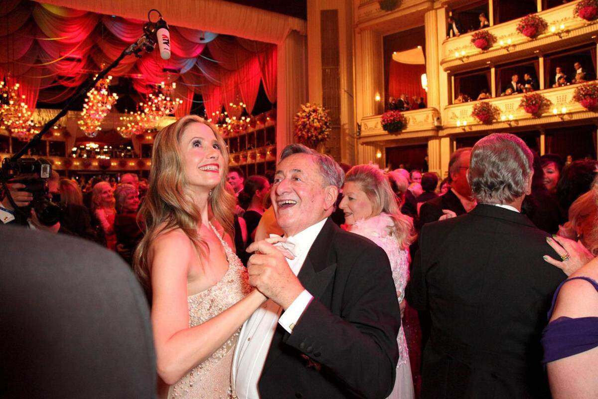 Im Vorfeld hatte Richard Lugner 2013 eine "skandalfreie Oscargewinnerin" als Opernball-Begleitung angekündigt, an diese Vorgabe hat er sich dann auch gehalten: Mira Sorvino, verheiratet, vier Kinder, Oscar-Preisträgerin. 