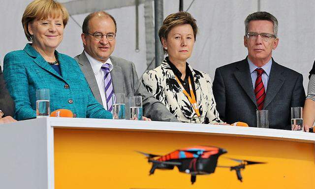 Drohne in Dresden: Die Kanzlerin nahms gelassen.