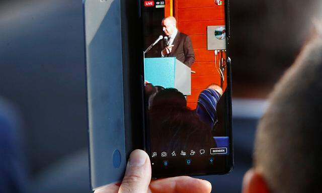  Recep Tayyip Erdogan bei der Eröffnung einer Moschee in Köln Ende September - per Smartphone live in soziale Netzwerke übertragen.