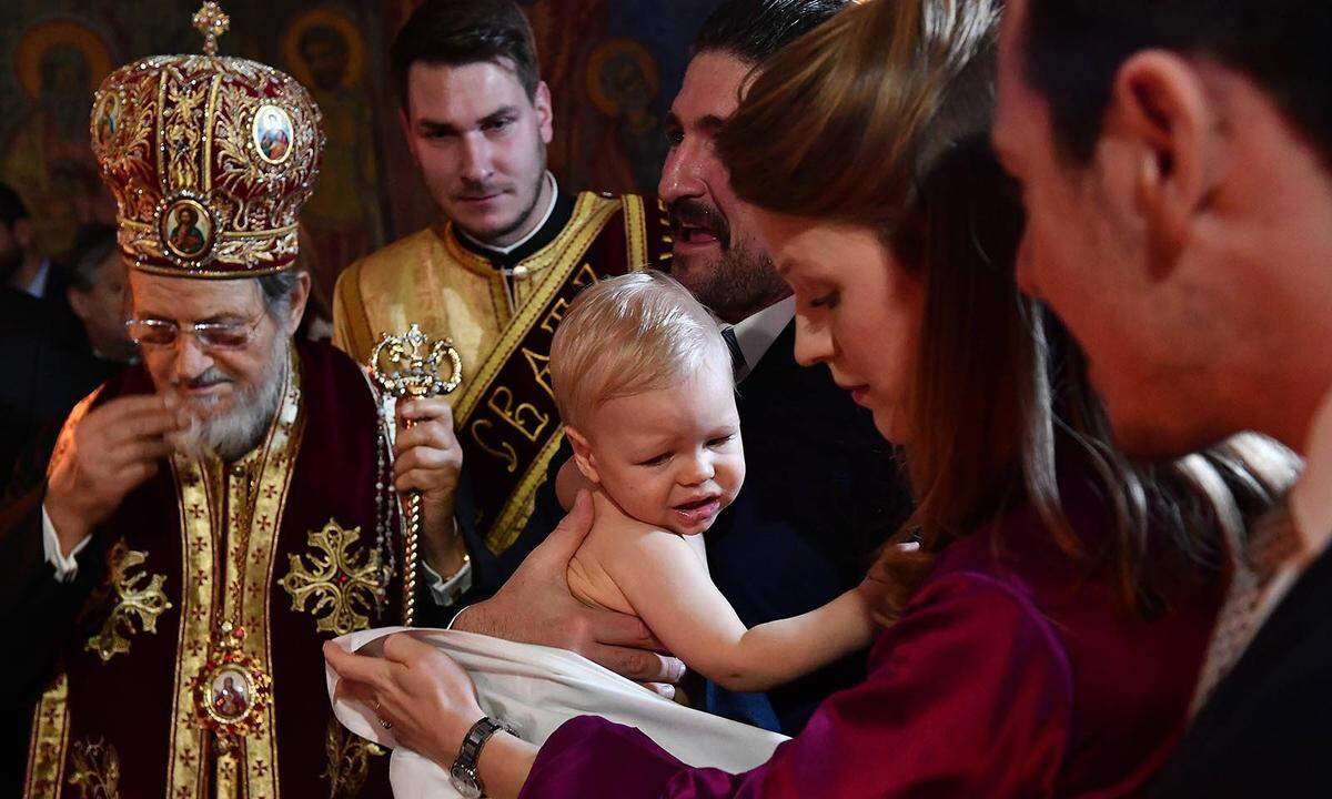 Großer Tag für einen kleinen Mann: Prinz Stefan von Serbien, Sohn von Prinz Philip und Prinzessin Danica, wurde im Dezember in Belgrad getauft. Ganz geheuer schien dem royalen Sprössling die Zeremonie allerdings nicht zu sein.