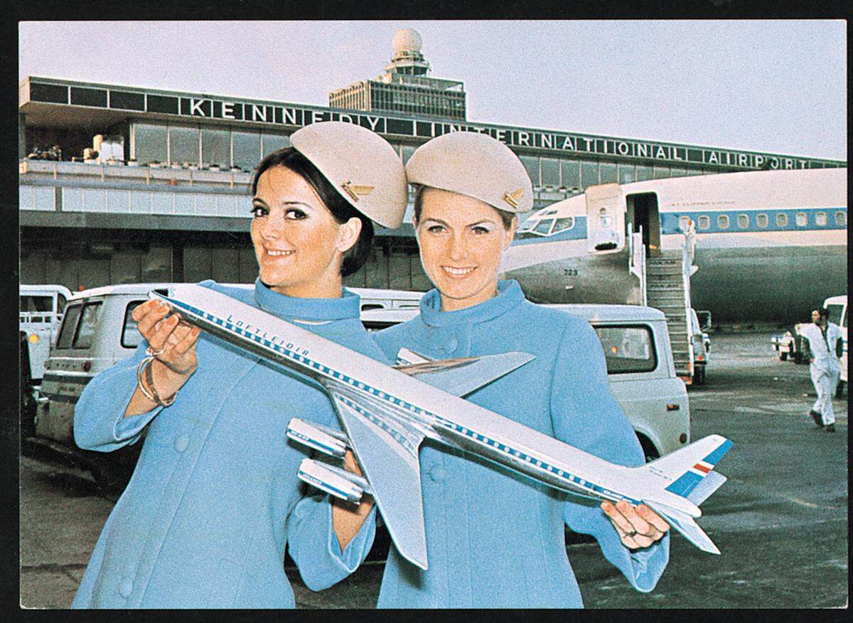 In den 60er-Jahren war der Bewerbungsprozess besonders streng. Angehende Stewardessen durften nur zwischen 50 und 60 Kilogramm wiegen, zwischen 21 und 27 Jahre alt sowie Single sein und und über einen guten moralischen Charakter verfügen.Im Bild: Stewardessen der isländischen Loftfleidir Airlines 1960.