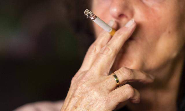 Feature Rauchen 27.11.2020 - Feature Rauchen: Eine Frau macht sich eine Zigarette an und raucht. Foto: Noah Wedel/Kirchn