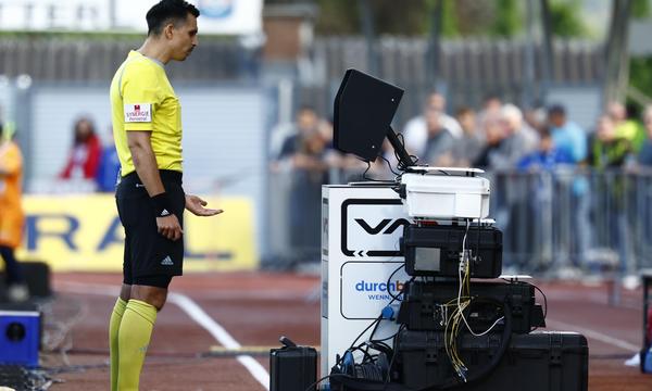 Der Video Assistent Referee (VAR) ist äußerst umstritten.