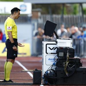 Der Video Assistent Referee (VAR) ist äußerst umstritten.