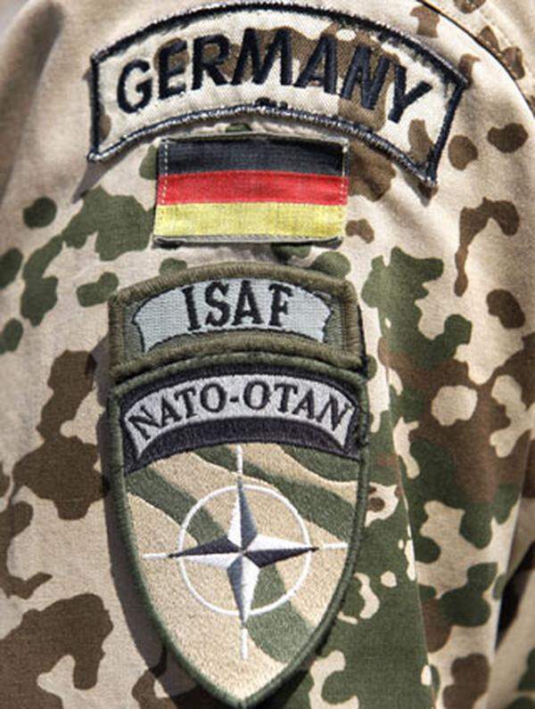 ISAF steht abgekürzt für "International Security Assistance Force". Diese Schutztruppe wird von der Nato geführt.Deutschland engagiert sich seit 2002 in Afghanistan.
