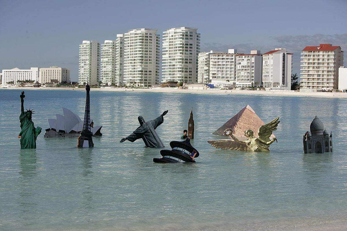 Cancun, Mexiko. Um die möglichen Folgen der Erderwärmung zu veranschaulichen lässt Greenpeace anlässlich des Weltklimagipfels die Wahrzeichen dieser Welt im Wasser versinken.