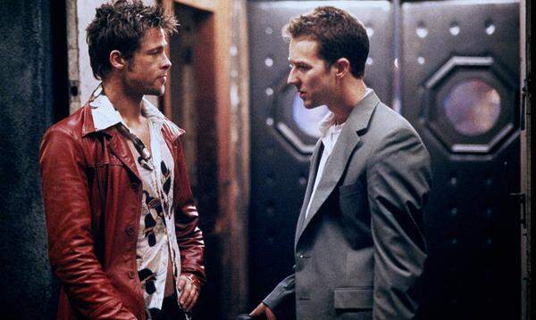 Ein namenloser braver Angestellter (Edward Norton) lernt den wilden Tyler Durden (Brad Pitt) kennen, der ihn in eine Welt voller Abgründe, Blut und Schweiß entführt. Nur um am Ende draufzukommen: Tyler Durden, das ist er selbst.