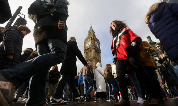 In Westminster tritt erstmals seit dem Falkland- Krieg das Unterhaus in einer Sondersitzung an einem Samstag zusammen.