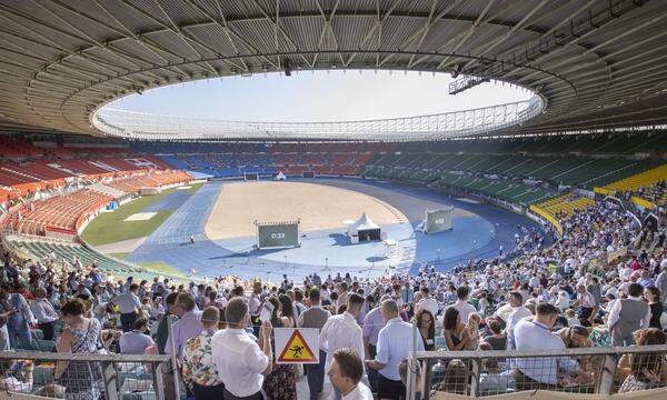 Im Ernst-Happel-Stadion trafen sich etwa 10.000 Zeugen Jehovas.