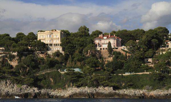 Die Villa Maria Irina (links), ehemals als Villa del Mare bekannt, wurde von den französischen Behörden beschlagnahmt. Der russisch-armenische Milliardär Samwel Karapetjan, der die Villa 2010 kaufte, soll im Interesse von Gazprom gehandelt haben. 