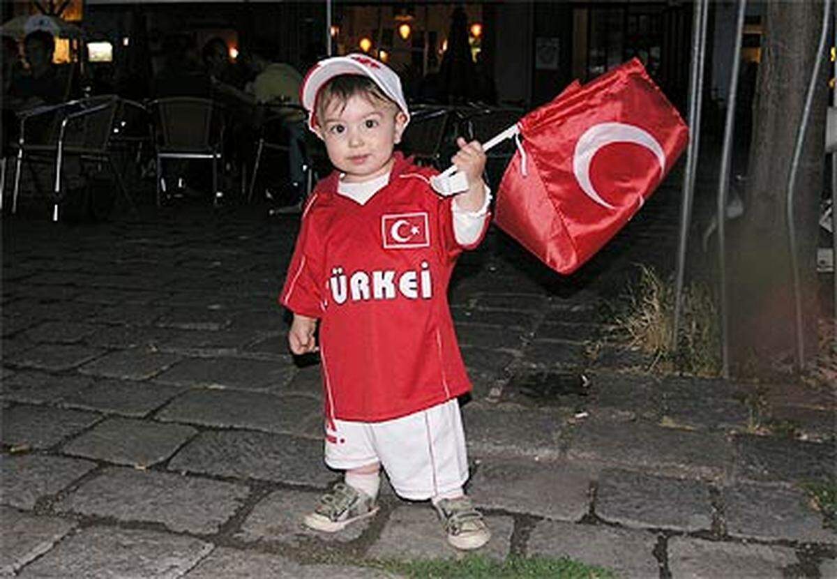 Zuerst war es noch ruhig am Brunnenmarkt in Wien-Ottakring, dort wo die wienerisch-türkische Gemeinde ihre Wurzeln hat. Die "Wasserschlacht" zwischen der Schweiz und der Türkei begann auch gar nicht gut für die türkischen Fans.BILDER UND TEXT VON GÜNTER FELBERMAYER