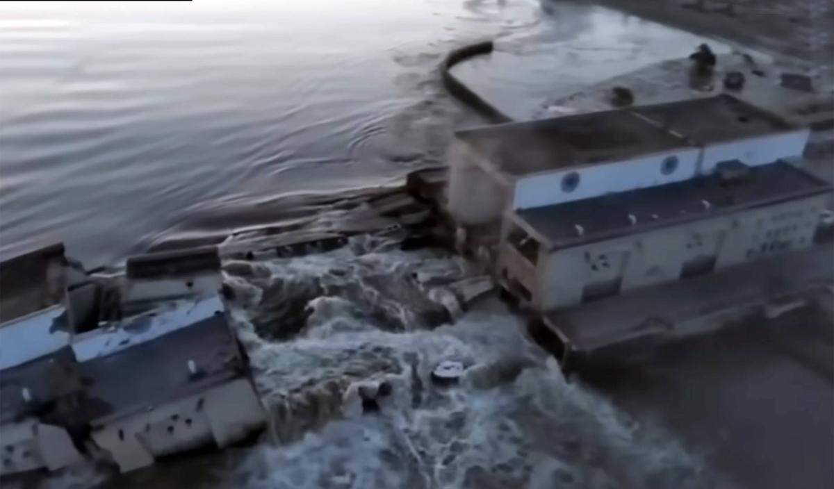 Durch die Sprengung des Staudamms gelangten nach Angaben der ukrainischen Führung mindestens 150 Tonnen Maschinenöl in den Fluss Dnipro.