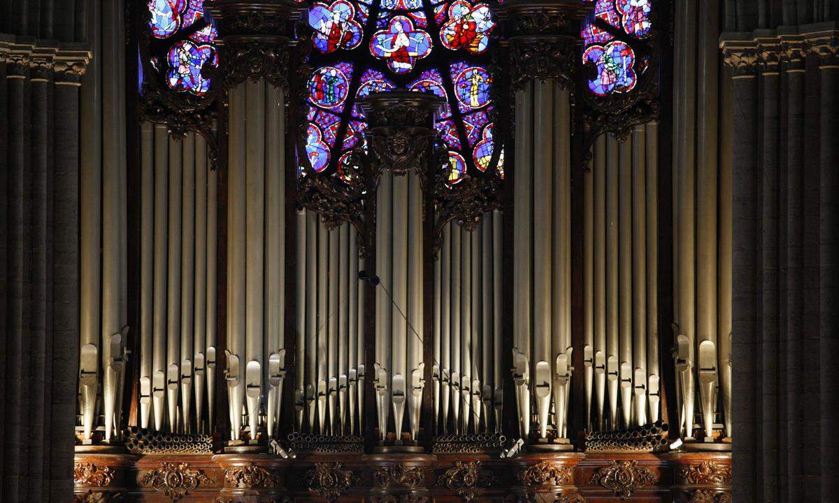 Die große Orgel ist eine von insgesamt drei Orgeln in Notre-Dame. Sie ist mit ihren fünf Manualen und knapp 8000 Orgelpfeifen das mit Abstand wichtigste Instrument des Gotteshauses. Im Bild: die Hauptorgel und ein Ausschnitt der West-Rosette