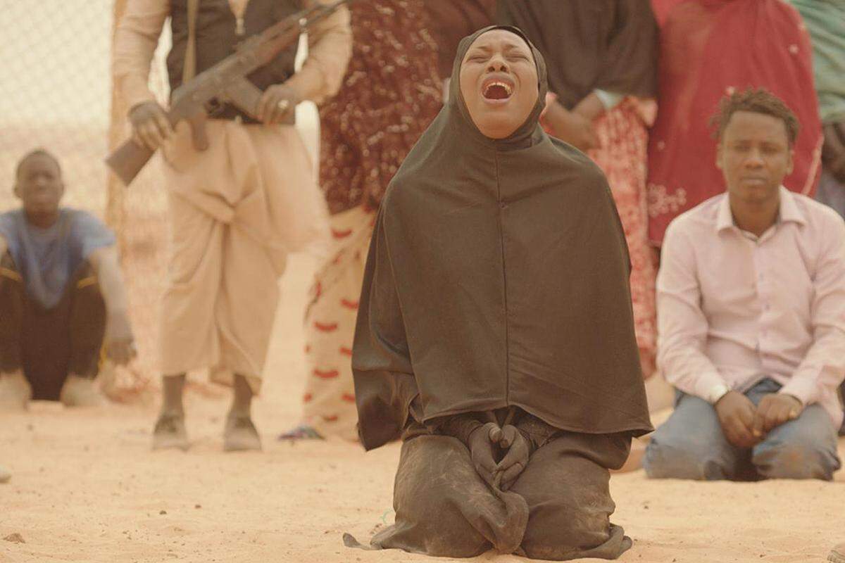 von Abderrahmane Sissako (Mauretanien) "Timbuktu" erzählt vom Leben in einer kleinen Stadt, in der sich die Menschen gegen die Herrschaft der islamistischen Polizei auflehnen.