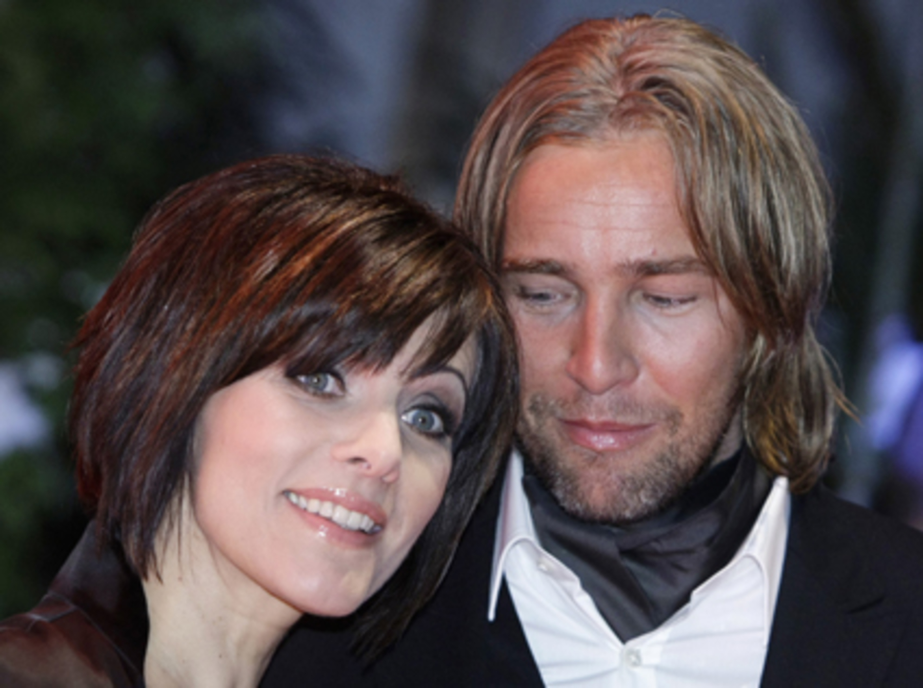 Wenn Er mit 50 Jahren einen späten Teenager zur Frau nimmt, freut sich der Volksmund: "Sugardaddy!" Eine junge Freundin galt für prominente Graukopfadler bisher als gesellschaftlicher Triumph. Hier werden die Rollen getauscht. Die RTL-Moderatorin Birgit Schrowange macht allerdings kein Geheimnis aus ihrem Faible für deutlich jüngere Partner. Ihr Freund ist der halb so alte Filmemacher Meik Schneider.