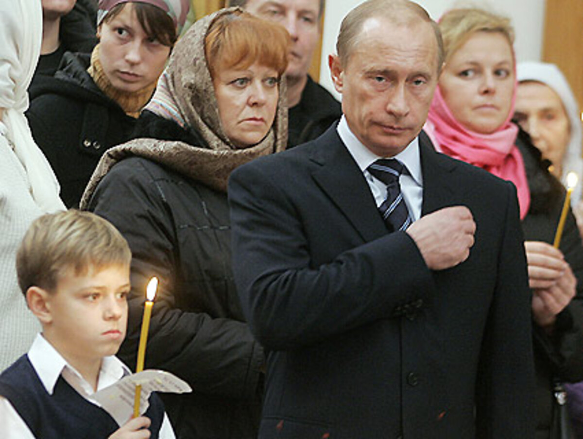 Politologen können sich auch vorstellen, dass für Putin eine neue Rolle an der Spitze des Staates geschaffen wird. Demnach soll neben oder gar über dem Präsidenten eine weitere Führungsfigur das Land leiten. Wie genau dies aussehen soll, ist noch unklar. Von einer Art absolutem Herrscher, einem dualen Machtsystem zusammen mit dem Präsidenten oder eine Art geistlicher Führer wie Ayatollah Khamenei im Iran reichen die Spekulationen.