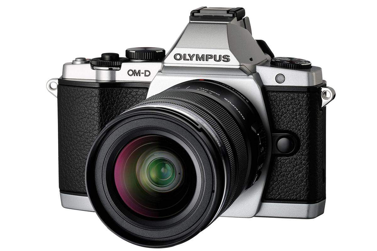 Olympus hat seine Systemkamera ein wenig abgespeckt und dadurch einen bestechenden Preis erzielt. In ersten Tests schneidet die OM-D E-M10 sehr gut ab. Wetterfest ist die günstigere zwar nicht, dafür passt sie mit dem neuen kompakten Zoom-Objektiv auch in die Jackentasche. Olympus OM-D E-M10 mit Zoom-Objektiv rund 800 Euro