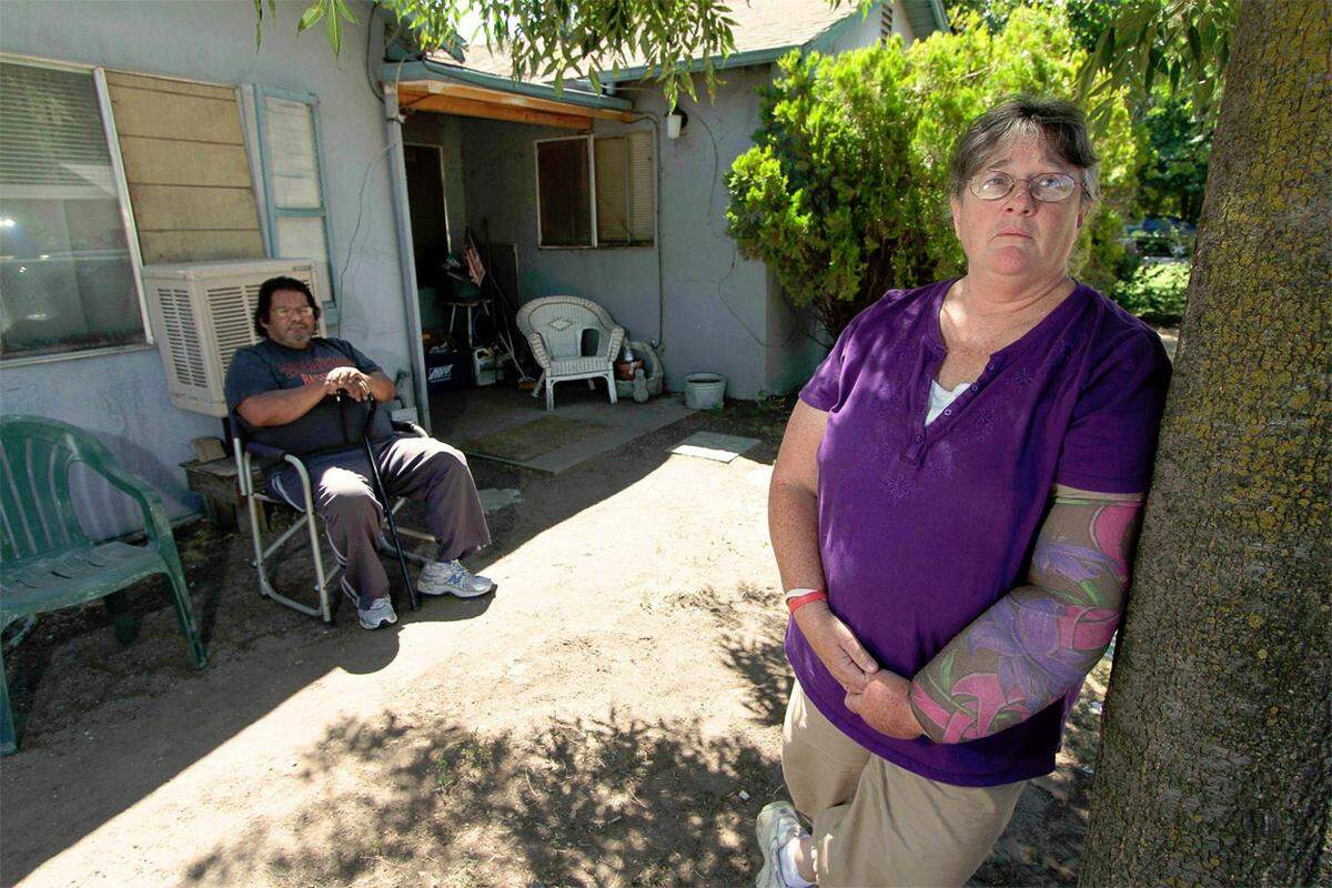 Schon in den vergangenen drei Jahren habe die Stadt die Gehälter ihrer Angestellten sowie die Pensionen kürzen müssen, um insgesamt 90 Millionen Dollar einzusparen.Im Bild: Die pensionierten Stadtangestellten Patricia und Jesse Hernandez in ihrem Heim in Stockton.