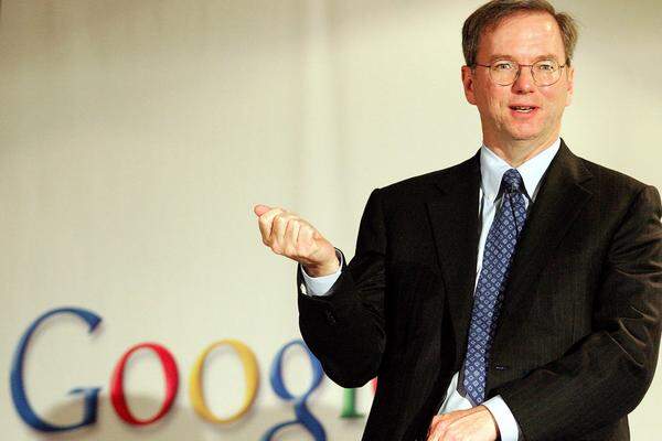 Eric Schmidt war von August 2001 bis Dezember 2017 CEO von Google und damit einer der mächtigsten Männer der IT-Welt. Der 1955 geborene US-Bürger hat in Berkeley und Princeton studiert und lenkte die Geschicke des Webkonzerns. Dabei fiel er aber immer wieder durch markante Aussagen auf, die Datenschützern den Schrecken in Mark und Bein jagen.