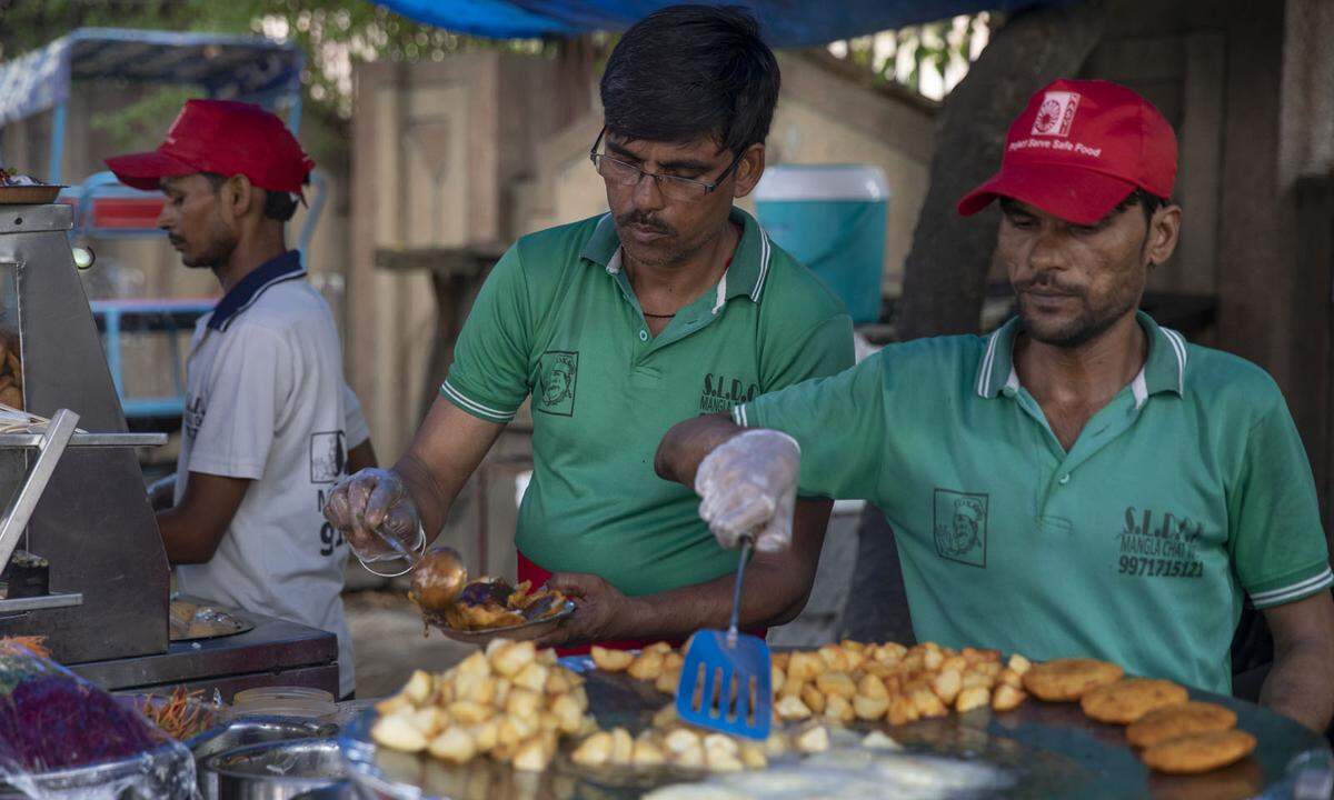 Ein Land darf in Folge 1 der neuen Netflix-Serie über Asiens Straßenküchen natürlich nicht fehlen: Indien. In Delhi zeigt Dalchand Kashyap, wie man Chaat macht, und Mohamed Rehan, wie man mit Nihari, einem Büffeleintopf, Leute dazu bringt, sich stundenlang anzustellen.  "Streetfood" ist ab 26. April auf Netflix zu sehen.