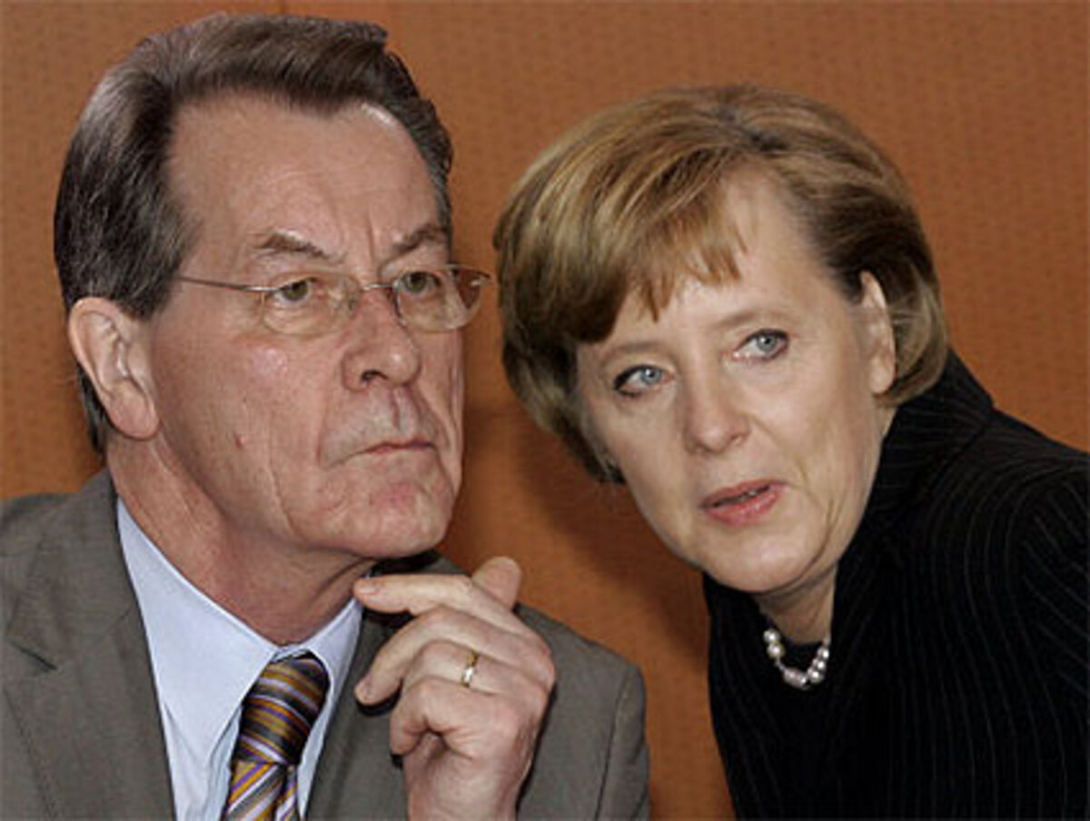 Die deutsche Bundeskanzlerin Angela Merkel hat mit Bedauern auf den Rückzug von Vizekanzler Franz Müntefering reagiert. In einer Sitzung der Unionsfraktion sagte sie am Dienstag nach Angaben von Teilnehmern: "Franz Müntefering war ein Stabilisator. Er stand für die Vernunft in der SPD. Er war ein politisches Schwergewicht, und ich habe gut mit ihm zusammengearbeitet."