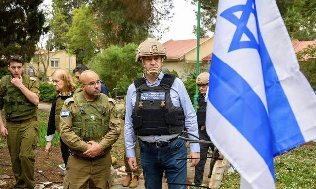 Arye Shalicar, Sprecher der israelischen Armee, links neben Markus Söder. Das Bild stammt aus Dezember 2023.