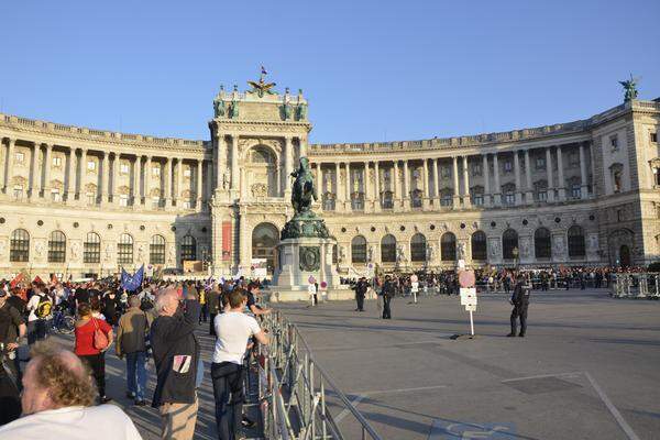 Der teilweise abgesperrte Heldenplatz und die Demonstranten in Erwartung des Totengedenkens der Burschenschafter.