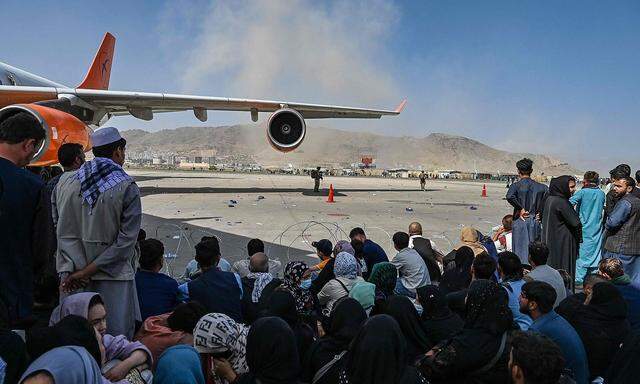 Warten am Flughafen in Kabul.