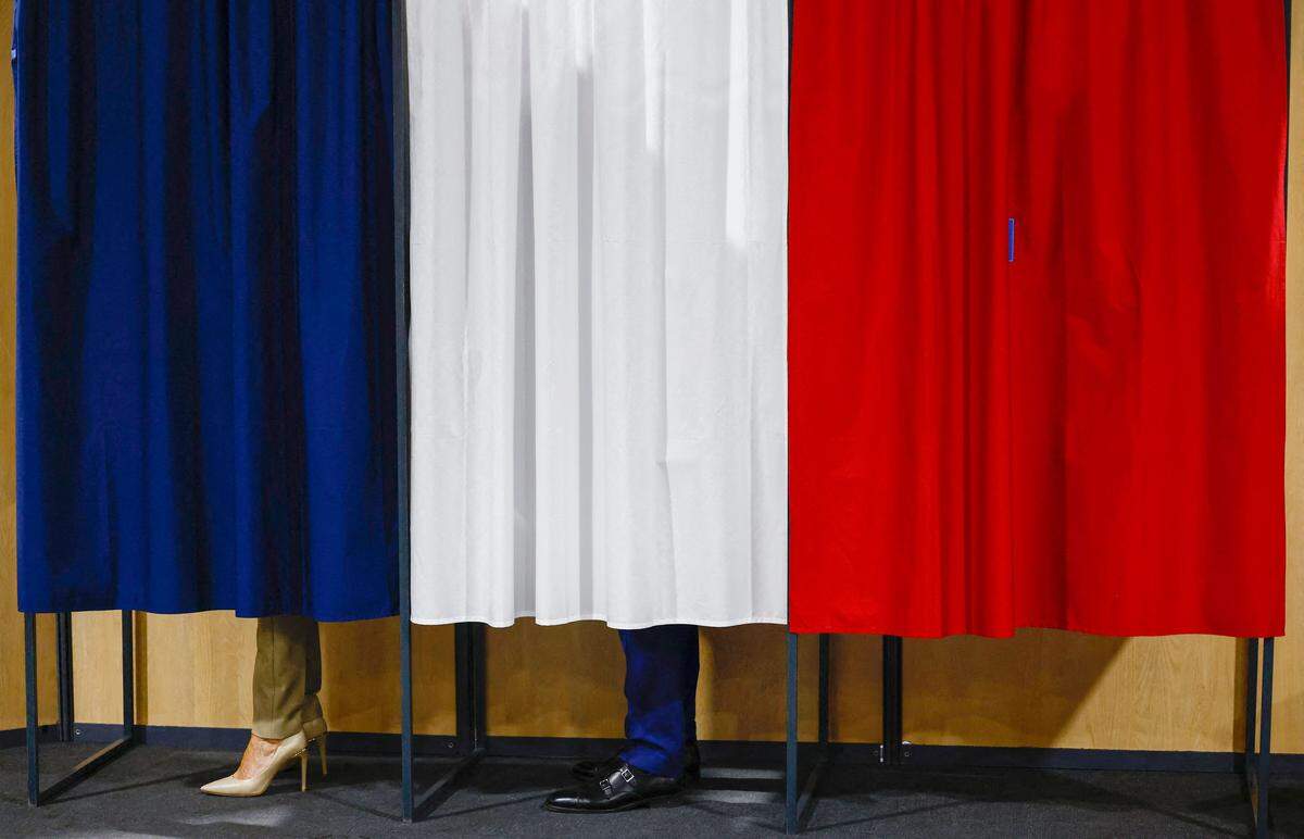 30. Juni. Frankreichs Präsident Emmanuel Macron und seine Frau Brigitte in der Wahlkabine in Le Touquet, im Norden des Landes. 