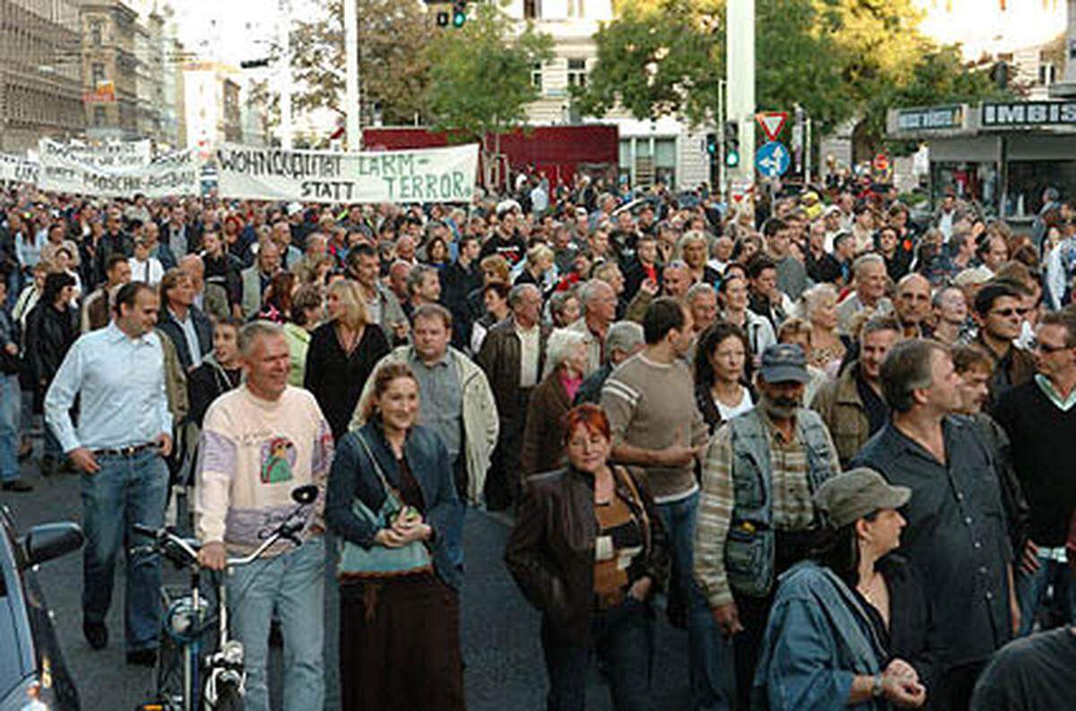 Endpunkt der Demo war die Bezirksvertretung Brigittenau, wo Vertreter der Bürgerinitiative 4000 Protestunterschriften an SP-Bezirksvorsteher Karl Lacina übergeben wollten. "Jetzt wollen sie aber doch weiter sammeln", so Lacina.