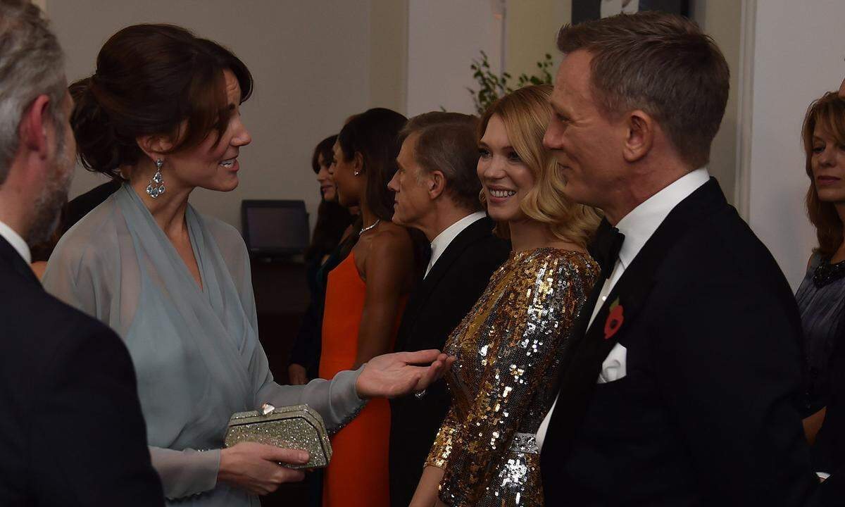 Im Auftrag ihrer Majestät ist Bond-Darsteller Daniel Craig - noch - unterwegs. Ein kurzer Plausch mit dem Herzog und der Herzogin von Cambridge im Zuge der „Spectre“-Premiere im Oktober 2015 ist deshalb allemal drinnen. Auch Bond-Girl Léa Seydoux lässt sich das Treffen nicht entgehen.