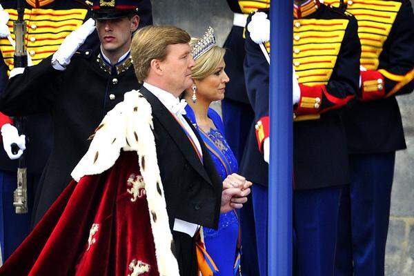 Kurz nach 14 Uhr schleicht das Königspaar in die Nieuwe Kerk. An der Huldigungszeremonie nehmen namhafte Vertreter von Königshäusern aus aller Welt teil: