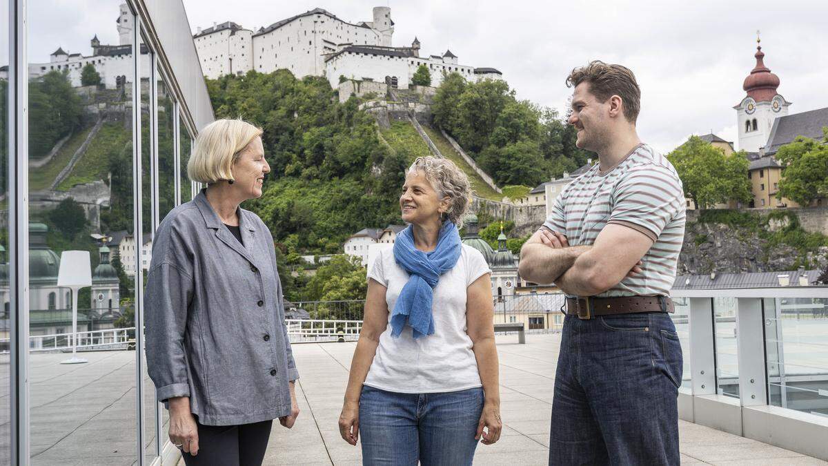 Professorin Eva Hausbacher, Alumna Hermine Haidvogel und Student Gabriel Steinbauer auf der Dachterrasse des Uniparks Nonntal der Uni Salzburg.