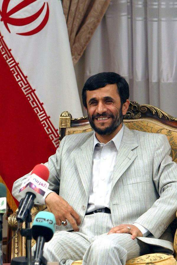 Der Hardliner Mahmoud Ahmadinejad wird neuer Staatspräsident und beginnt eine "No-fear-Politik". Die Atomanlage Isfahan, die teilweise abgeschaltet war, geht wieder voll in Betrieb.
