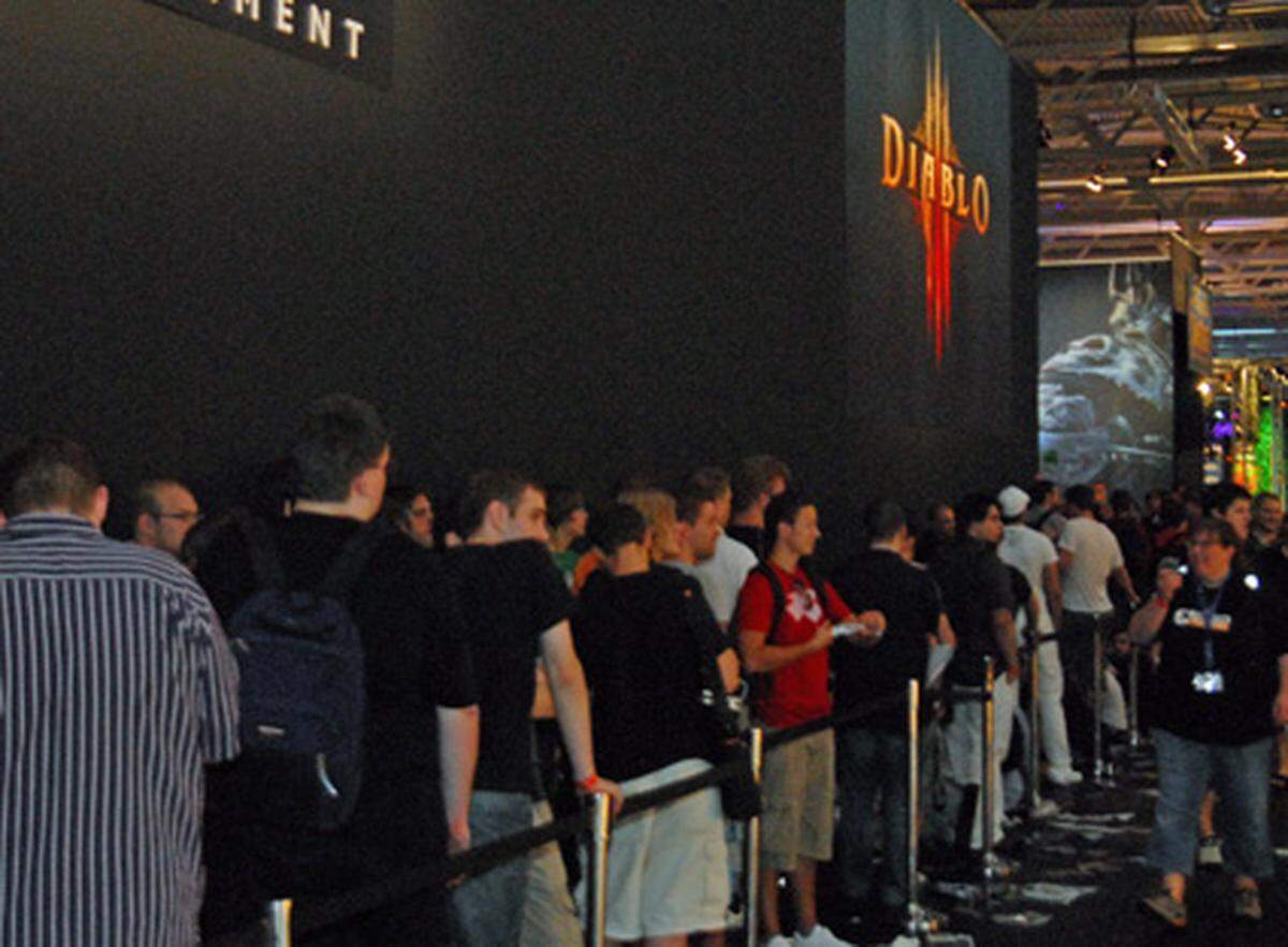 Besonders hartnäckig erweisen sich die Fans des Fantasy-Actionspiels Diablo III. Einige warten mehrere Stunden, bis sie das Spiel ausprobieren können.